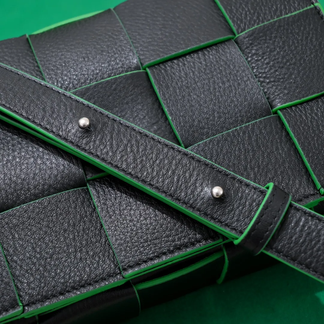B's new product🎈 cassette litchi pattern with matte leather woven Rubik's Cube bag, triangle logo pattern 🔺🔺☑️ crossbody/clutch bag, square bag shape with classic woven elements, overall retro and tasteful, there are many colors, each color is very high-end, elegant and simple but with a cool style. The upper body is fashionable and classy. I like the soft lambskin. Size 23x15x6cm, model: 6687# litchi pattern